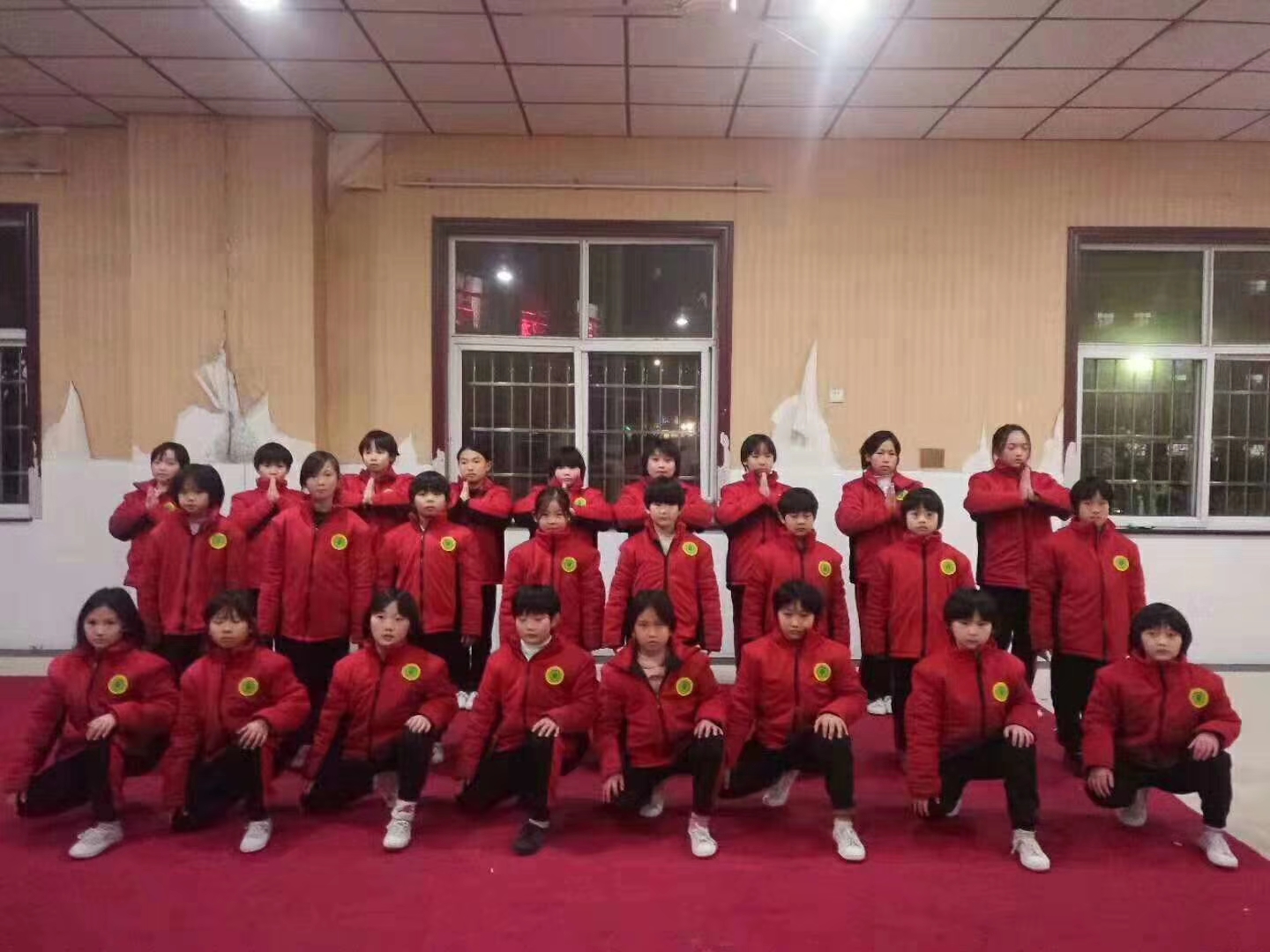少林寺武术学校的学员在练武